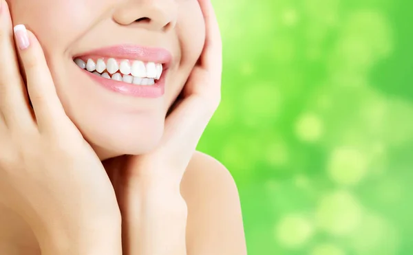 Primer plano de la sonrisa dentada de la mujer sobre un fondo verde con copyspace —  Fotos de Stock