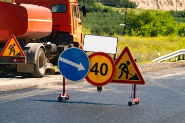 İnşaat uyarı altında yolu.