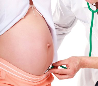 Doktor hamile bir kadın, beyaz arka plan üzerinde izole oryantal dinler