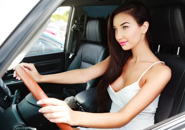 Sexy žena řidič v autě — Stock fotografie