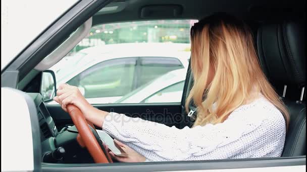 Kadın sürücü trafik sıkışıklığı içinde vurguladı — Stok video