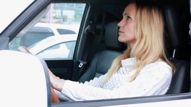 Bir arabada makyaj kadını sürücüsü