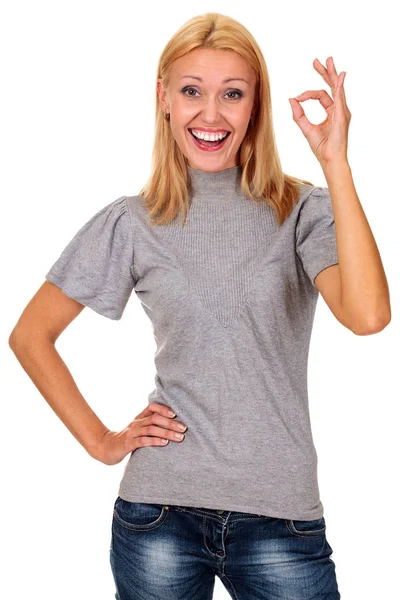 Mujer sonriente muestra signo ok, aislado sobre fondo blanco — Foto de Stock