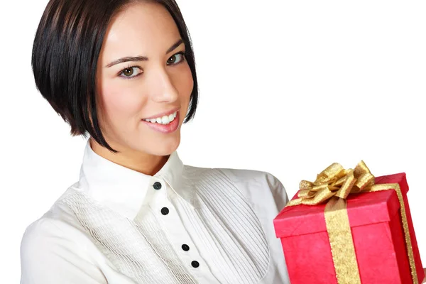 Una mujer bonita sostiene una caja de regalo roja. Aislado sobre fondo blanco —  Fotos de Stock