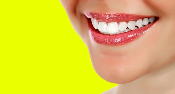 Pretty woman smiling against a yellow  background with copyspace — Stock Photo, Image