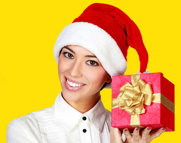Святкова красива жінка тримає різдвяний подарунок на жовтому фоні — стокове фото