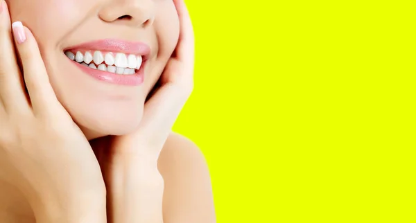 Closeup tiro de mulher sorridente feliz contra fundo amarelo — Fotografia de Stock