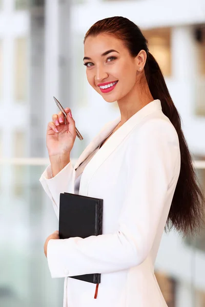 Lächelnde Geschäftsfrau in einem Büro — Stockfoto