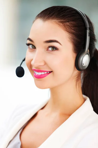 Nahaufnahme Portrait von Support-Telefonist in Headset am Arbeitsplatz — Stockfoto