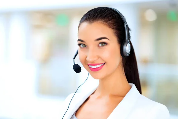 Retrato de close-up do operador de telefone de suporte no fone de ouvido no local de trabalho — Fotografia de Stock