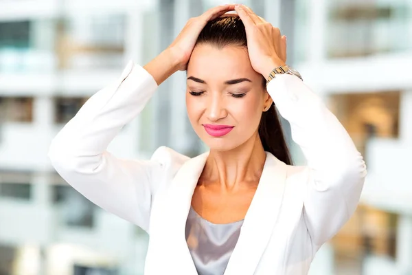Vrouw met een hoofdpijn in een kantoor. Vrouw vergeten iets. — Stockfoto