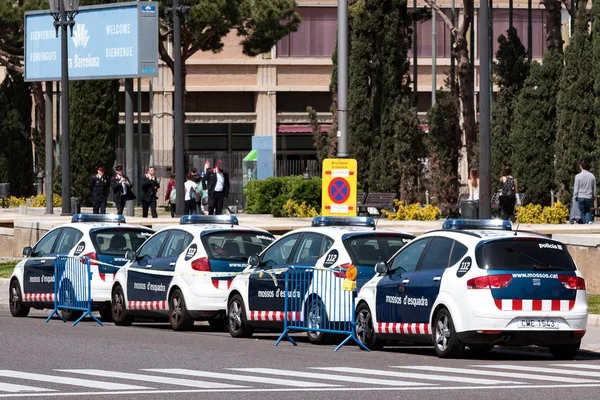 Barcelona, España - 16 DE ABRIL DE 2013: Fila de coches de policía en la ciudad de Barcelona. El Mossos Esquadra es una fuerza policial que opera solo en Cataluña — Foto de Stock