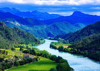 Ebro Irmağı. İber Yarımadası'nın en önemli nehir. Miravet, İspanya