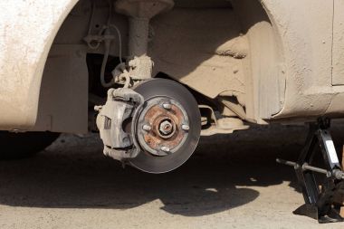Otomobilin disk fren tekerlek üstünde o olmadan closeup çekim