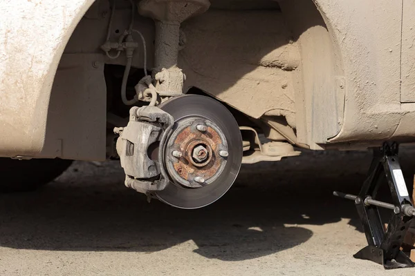 Closeup shot of car's disc brake without wheel on it — Stock Photo, Image