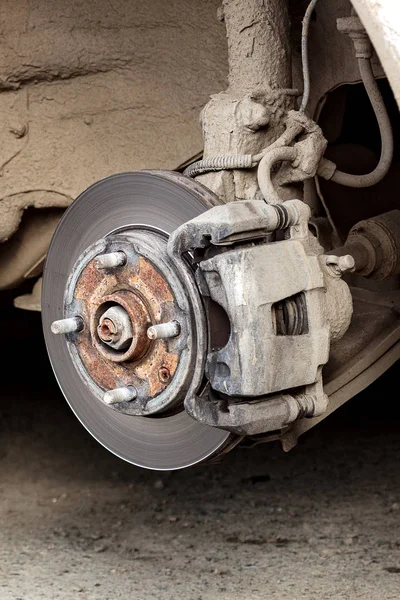 Крупный план дискового тормоза автомобиля без колеса — стоковое фото