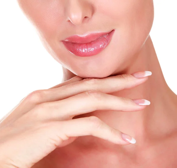 Close-up shot van vrouw gezicht en lange vingers met Frans gemanicuurde nagels, geïsoleerd op witte achtergrond — Stockfoto