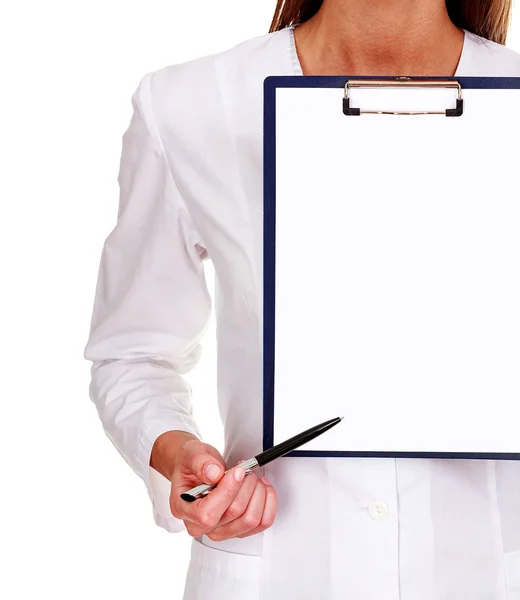 Primer plano de la mujer doctora o enfermera apuntando a un espacio de copia en blanco usando una pluma en el portapapeles, aislada sobre fondo blanco — Foto de Stock