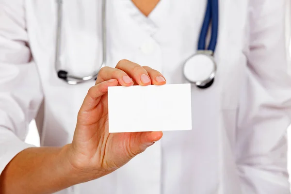 Tiro de close-up de um cartão branco vazio em uma mão de doutor ou enfermeira — Fotografia de Stock