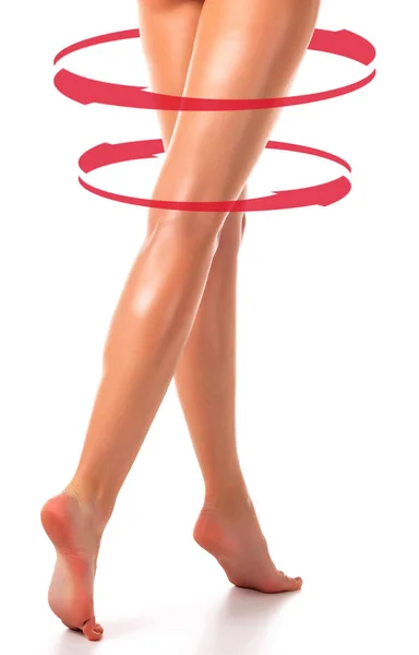 Gambe lunghe di donna con frecce rosse intorno a loro, isolate su sfondo bianco — Foto Stock