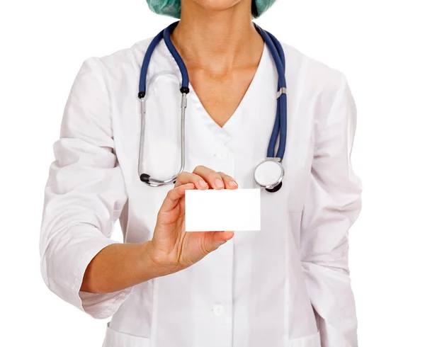 Avsløringsbilde av et tomt, hvitt kort i en hånd fra lege eller sykepleier – stockfoto