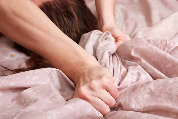 Close-up tiro de mãos de mulher puxando os lençóis em êxtase, orgasmo . — Fotografia de Stock