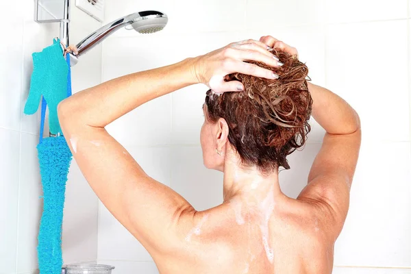 Duşta saç yıkama kadın portre çekim — Stok fotoğraf
