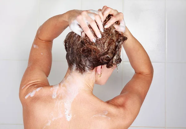 샤워에서 그녀의 머리를 세척 하는 여자의 근접 촬영 샷 — 스톡 사진