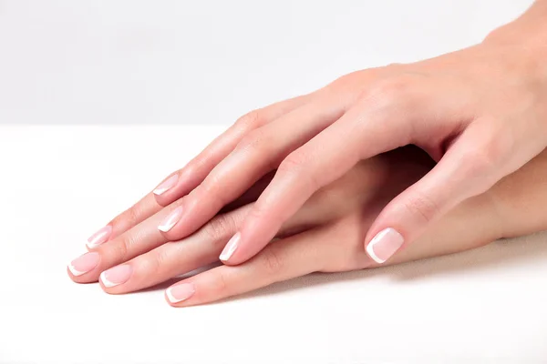 Крупним планом знімок красивих жіночих рук з чистою і здоровою шкірою — стокове фото