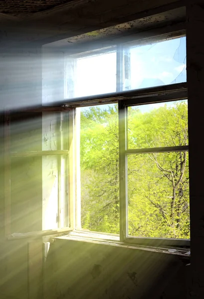 Окно старой разрушенной конструкции с яркими солнечными лучами — стоковое фото