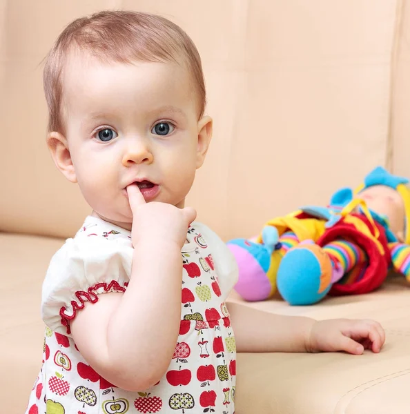 Närbild skott av söt småbarn barn står vid en soffa — Stockfoto