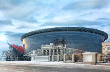 Yekaterinburg şehir. 2018 Dünya Şampiyonası futbol (futbol) için yeni stadyum inşaatı. Akşam güneş ve ışık