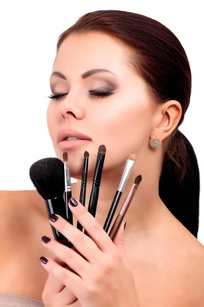 Nahaufnahme Porträt einer schönen Frau mit Make-up-Pinseln, isoliert auf weißem Hintergrund — Stockfoto
