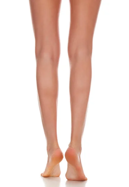 Belles jambes de femme lisse et rasée. Isolé sur fond blanc. Concept de traitement de la peau — Photo