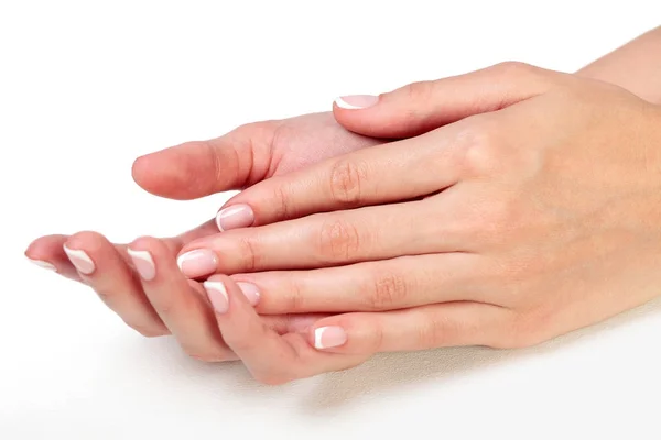 Primer plano de hermosas manos femeninas. Dedos con uñas francesas cuidadas — Foto de Stock