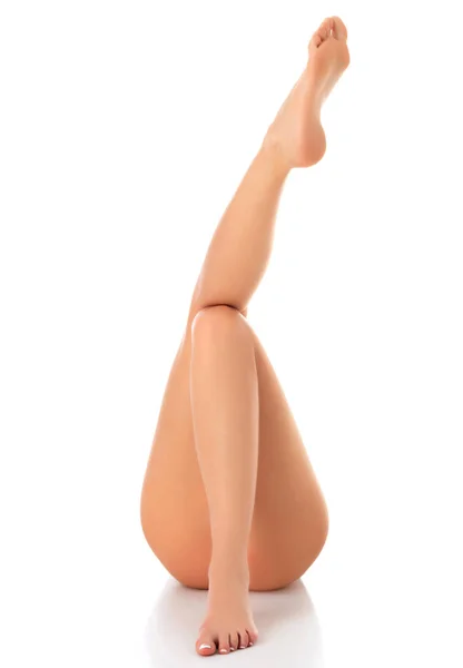 Primer plano de sedosas piernas femeninas lisas. Concepto de tratamiento cutáneo. Aislado sobre fondo blanco — Foto de Stock