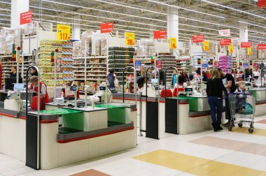 Rusya, Yekaterinburg 25.12.2017 nakit Auchan hipermarket deposunda gelin.