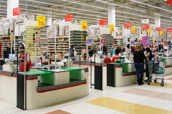 Ryssland, Yekaterinburg 25.12.2017 Cash peka i Auchans stormarknad butik — Stockfoto