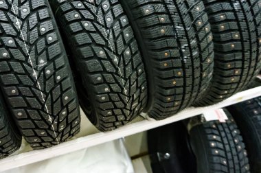 Araba lastikleri bir raf closeup çekim