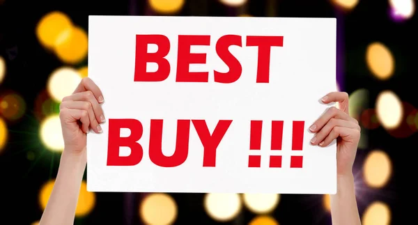 Am besten kaufen! weibliche Hände mit einem Plakat mit abstrakten Lichtern Bokeh Hintergrund. Konzept zur kommerziellen Attraktivität — Stockfoto