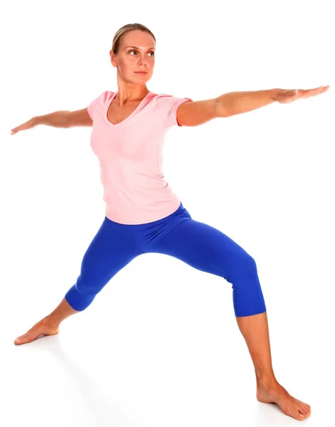 Hermosa joven deportista practicando yoga pose guerrera, isola —  Fotos de Stock