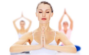 Lotus poz beyaz arka plan üzerinde izole bir spor salonunda yoga meditasyon yapma kadın portresi