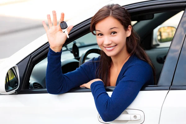 Motorista fêmea feliz mostrando chave do carro — Fotografia de Stock