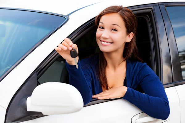 Glückliche Autofahrerin zeigt Autoschlüssel — Stockfoto