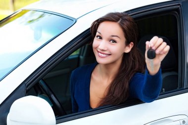 Mutlu kadın sürücü gösteren araba anahtar