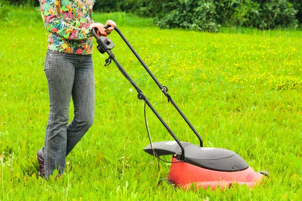 Tonte des pelouses, tondeuse à gazon sur herbe verte — Photo