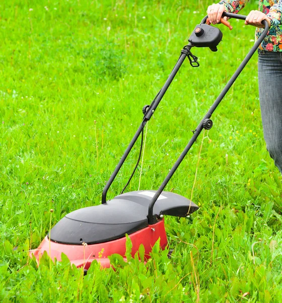 緑の芝生の上の芝刈機、芝生を刈る — ストック写真