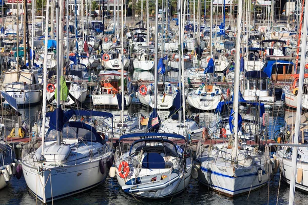 BARCELONA, ESPANHA - 15 de setembro de 2011: Iates no porto. Porto de veleiro, muitos veleiros atracados lindos no porto marítimo. Porto Olímpico, Barcelona, Catalunha — Fotografia de Stock