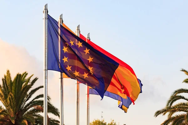 Flaggen von Spanien, Salou, Katalonien, Europäische Union gegen blauen Himmel — Stockfoto