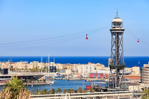 Seilbahnturm vor dem Hintergrund der Stadt und des Yachthafens von Barcelona. — Stockfoto